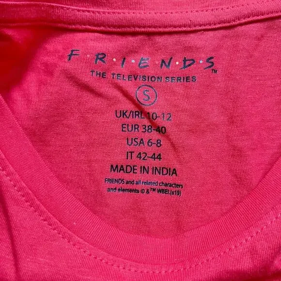 Friends TV Show Womens Red Graphic T Shirt Size Small Puffy Letters Skyline Y2K - Picture 5 of 7
